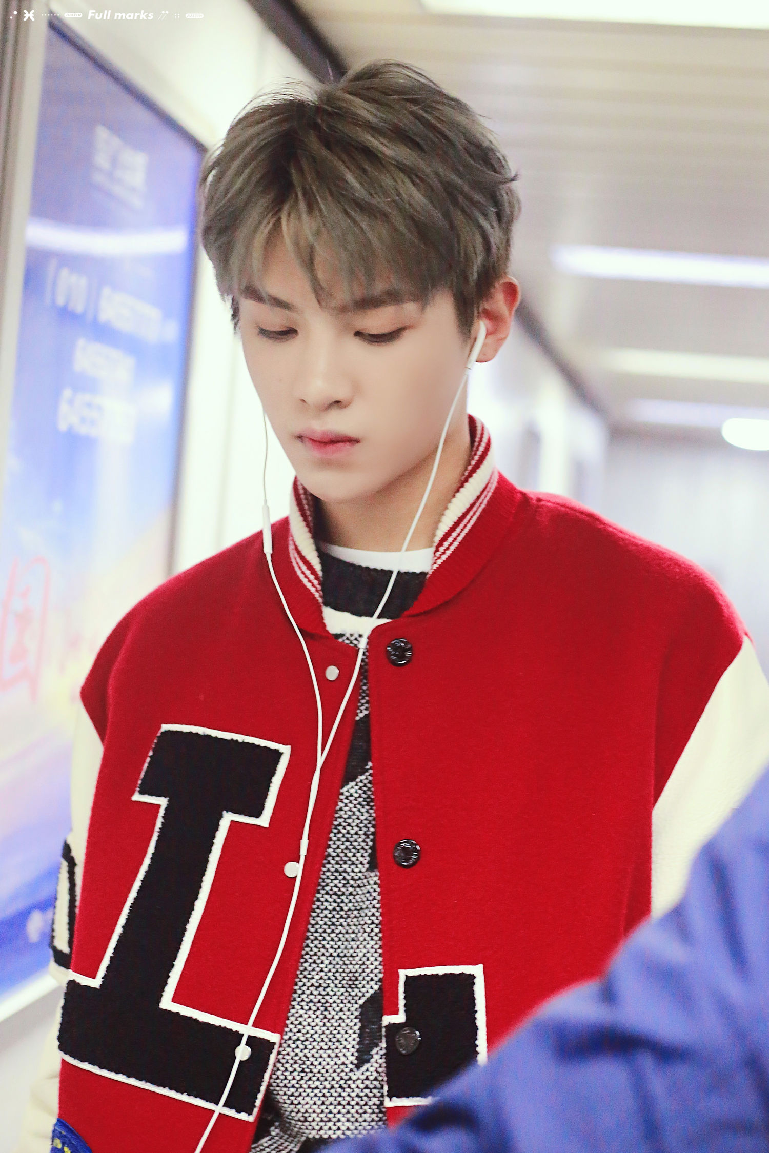 justin到达长沙准备节目录制 今天是装酷的可爱小脑斧