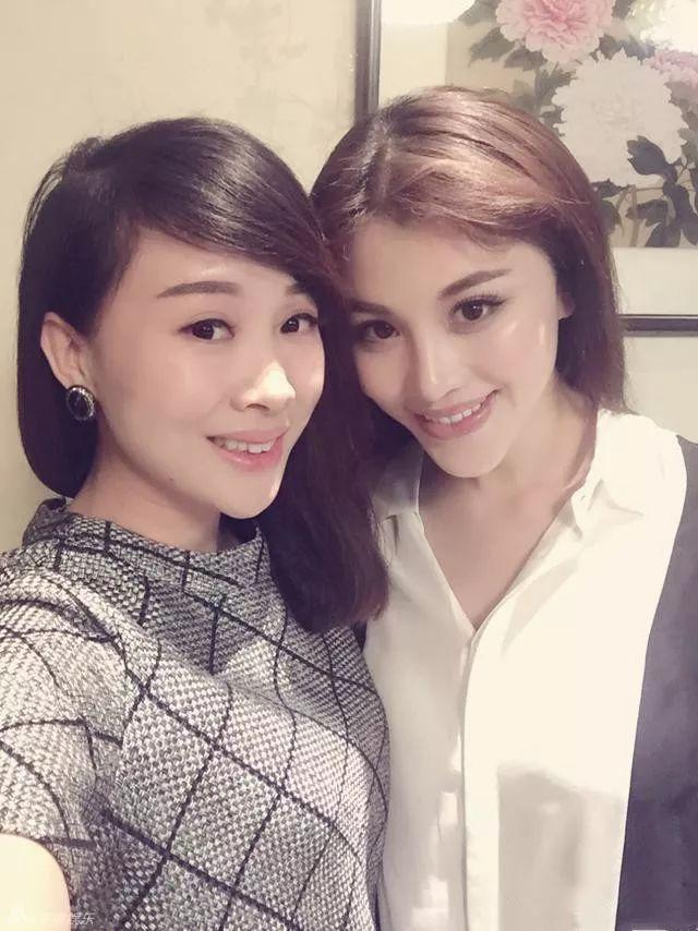 我們在她身上似乎看到了陳赫前妻許婧的影子,同樣是被深愛的男人傷透