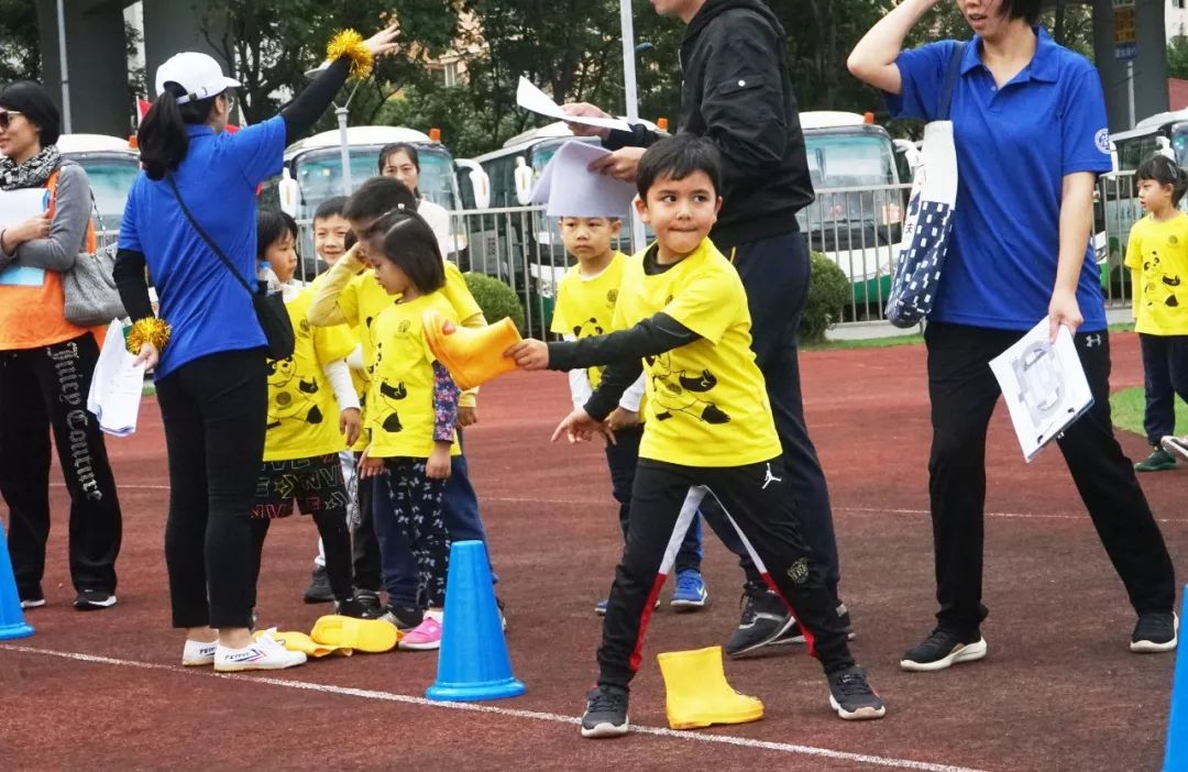 the children wore sports club t-shirts, held up pompoms, and