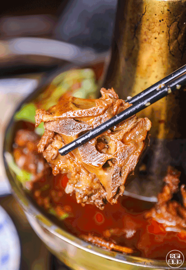 羊蝎子上桌后会持续加热,特有的诱人浓香扑鼻而来.