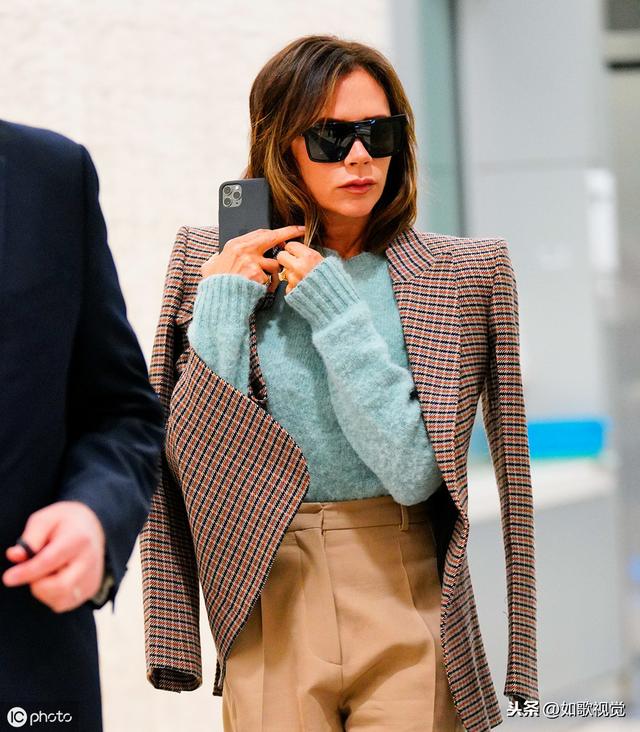 贝嫂身披西服凹凸有致,黑超遮面表情冷酷,举止妩媚动人风韵犹存