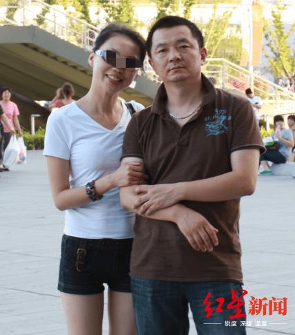 万莉和景玉生相识一个月闪婚婚内借钱826万2006年,景玉生41岁,江苏