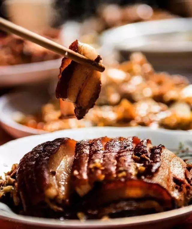 在重庆,有一种阵仗叫做坝坝席_桌子板凳