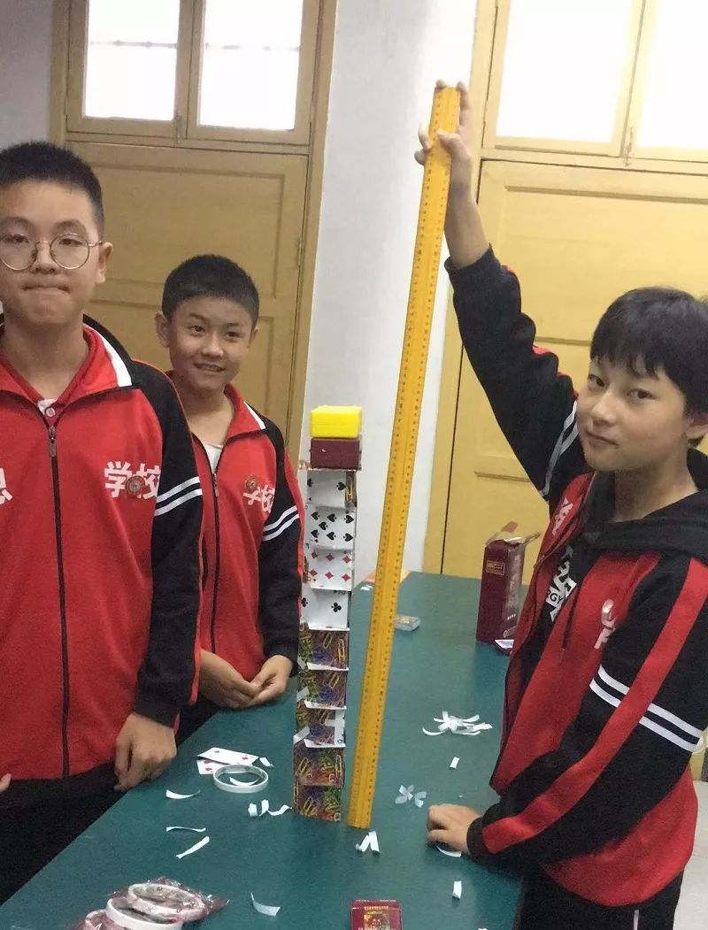巧垒纸牌纸牌承重趣味赛趣味浓厚,尽显团队合作力量与智慧.