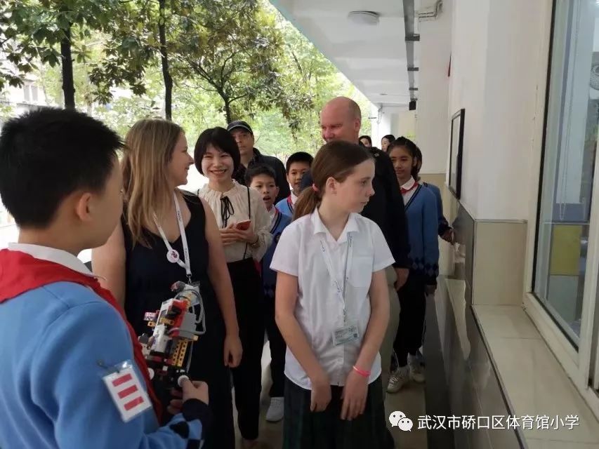 首先,来自六(3)班的张鈊宇,刘欣悦,金奕诺,魏昊辰和刘鑫宇五位同学