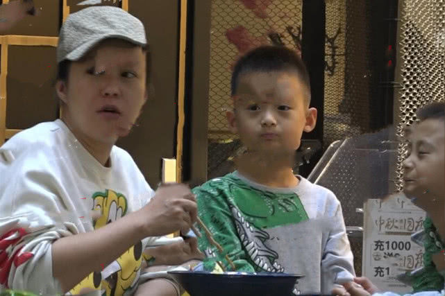 原创41岁郝蕾罕见现身带双胞胎儿子吃面,身材发福画面温馨幸福感满满