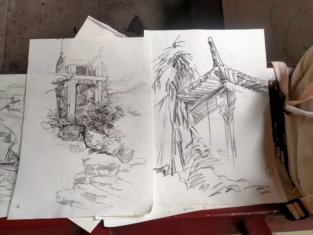 但是同学们的热情不减,西泠印社是距出发点较远的一个站点,第三站西泠