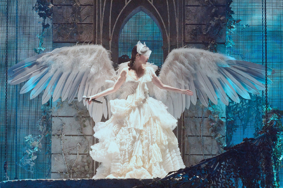 搭配简单的发饰,立马又给人一种的黑天鹅的既视感