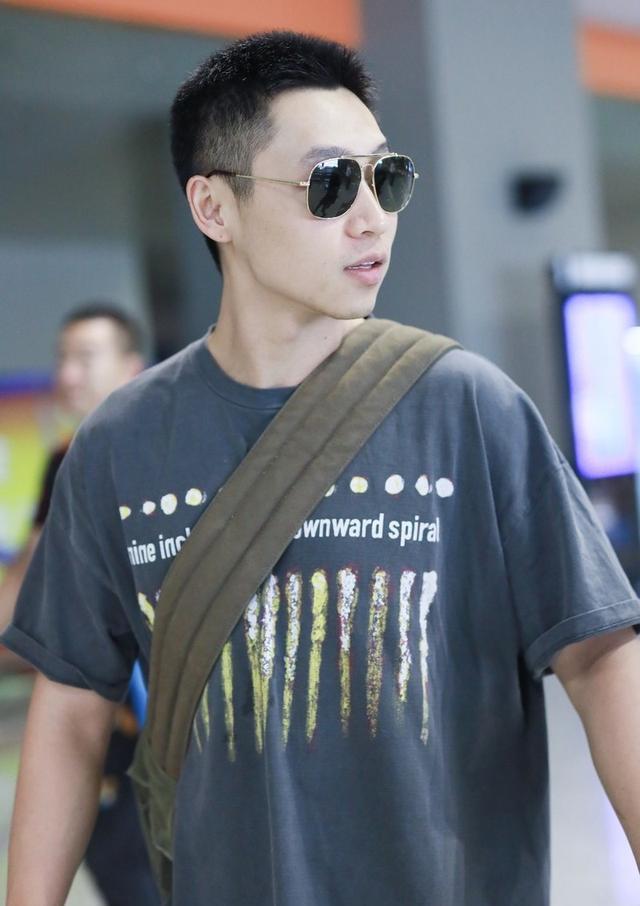 魏晨求婚成功首露面寸头造型男人味十足但穿的依旧像个大男孩