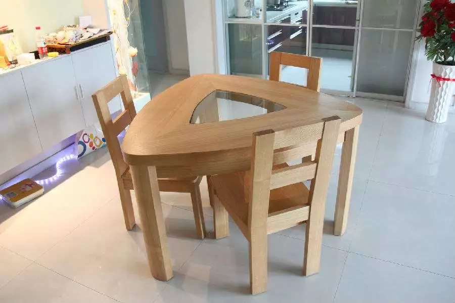 奇形怪状的餐桌
