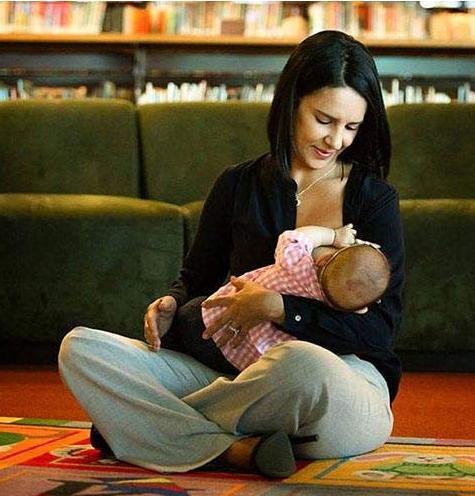 原创产后第一次给宝宝哺乳什么感觉这些技巧和方法让新生儿发育好