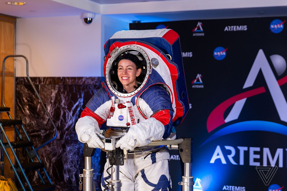 NASA 发布新一代登月宇航服,计划 2024 年重返月球_搜狐汽车_搜狐网