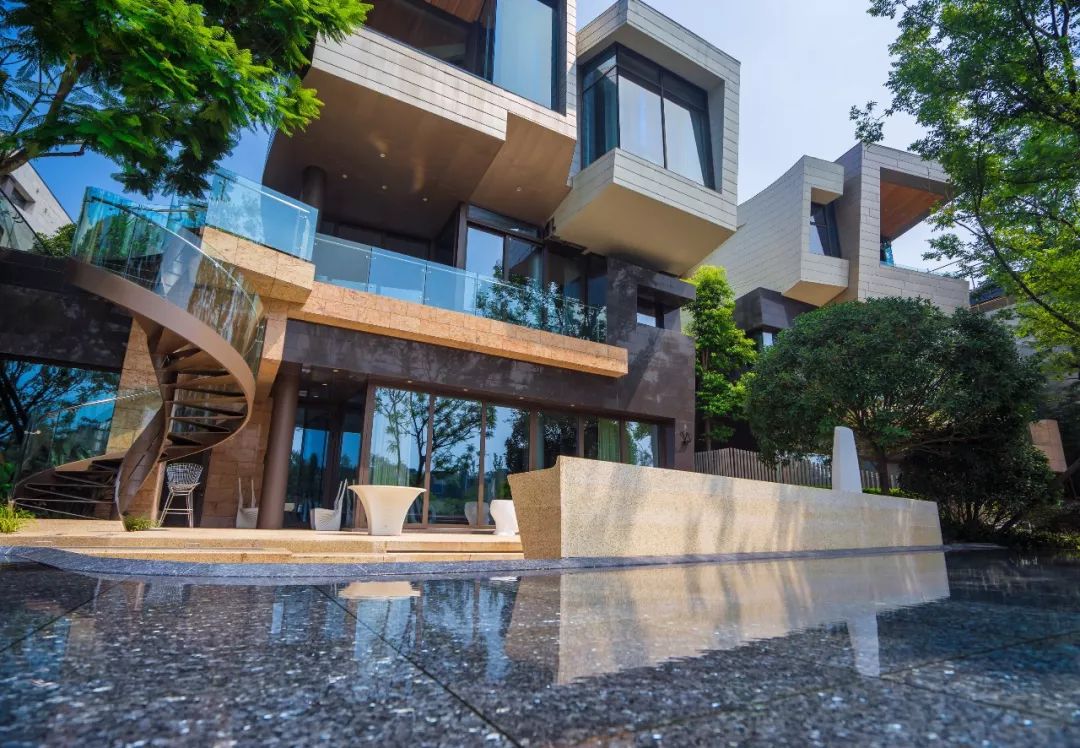 麓湖生态城黑钰岛一件水城上的艺术孤品