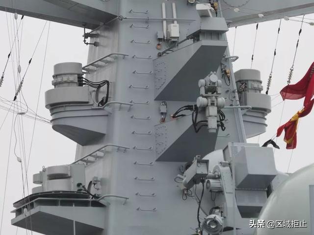 前桅杆是一艘军舰安放传感器,通讯天线,雷达等设备的重要部位,通过