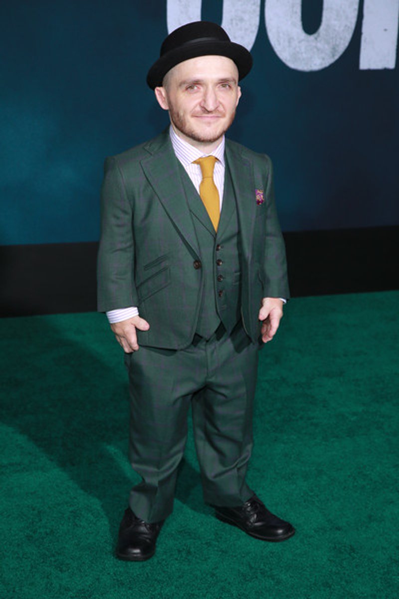 根本没这么简单小丑侏儒的精心设定原来是铺陈未来dc另外一大反派