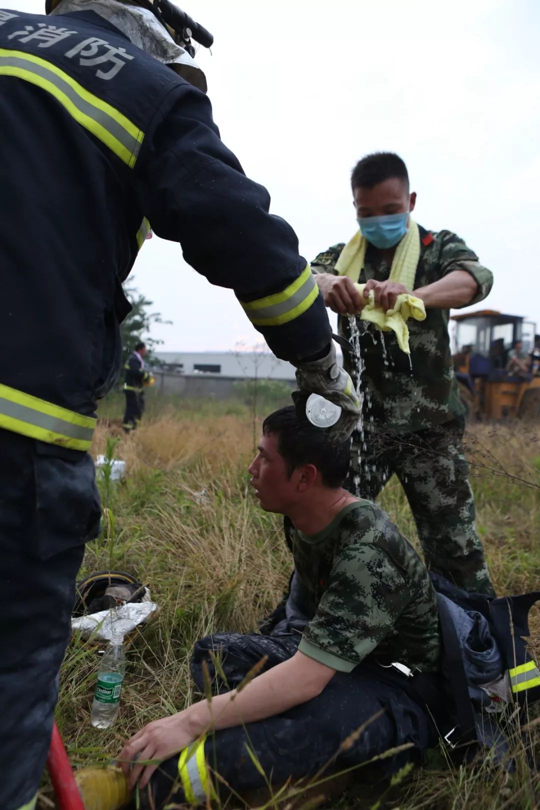 担任湖北消防抗震救灾第一突击队分队长翻越4座海拔2000多米的大山