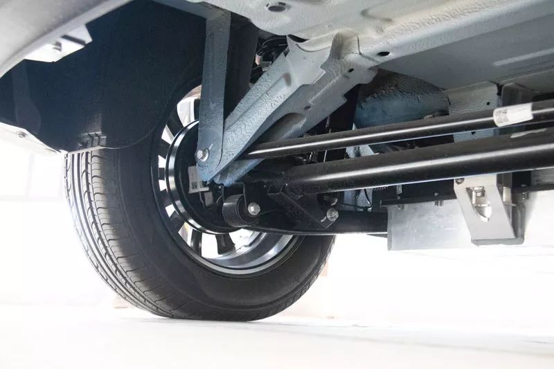 后悬架上这根不太多见的潘哈德杆,也没有为哪吒n01的动态表现增色太多