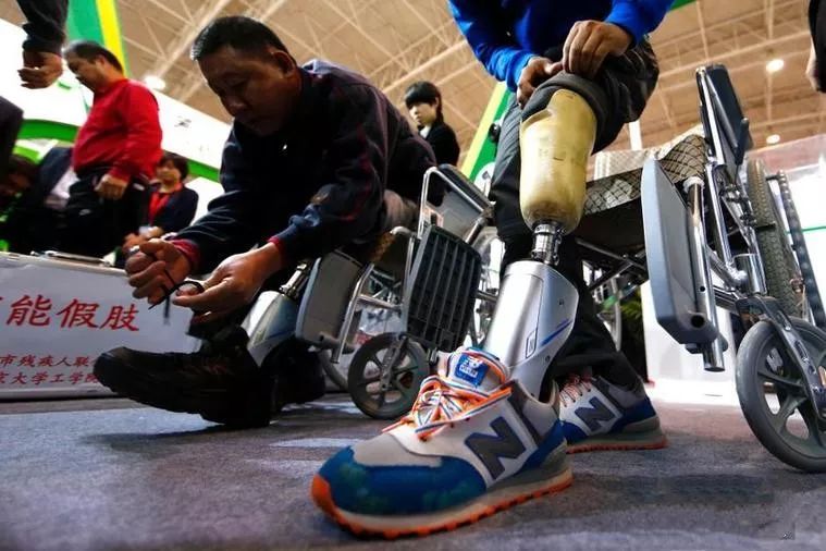 该假肢通过获得残肢运动生理信号,经处理后结合残肢和健康肢体的步态