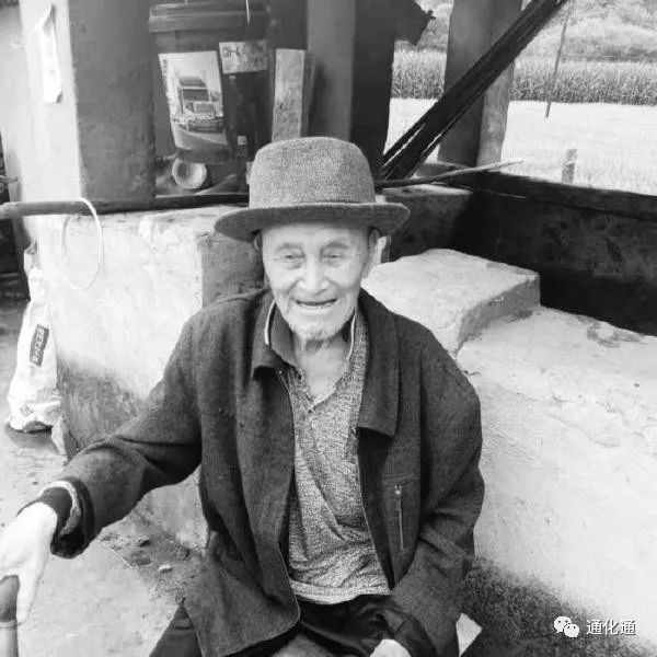 刘仁凤(刘云峰)出生在山东海阳一个农民家庭,随父亲闯关东来到通化县