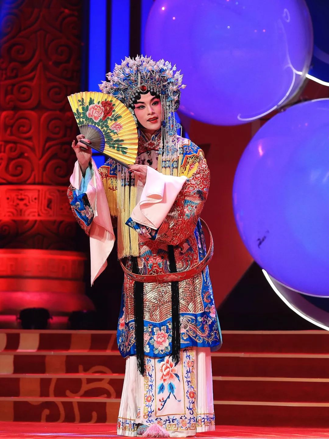 两场比赛后,既能唱老生,也能唱青衣,对舞台有着极强掌控力,更有着非常