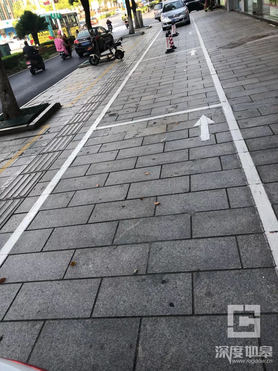 ▼自己却长期霸占他人店面车位禁止他人停车于店门口"门口不能停车