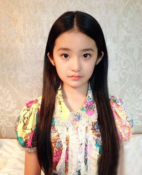 柴蔚《初恋那件小事》曝校服写真 私照晒狗啃刘海反差大_何欣