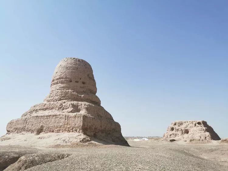 也有中国最西边的佛寺遗址——莫尔佛塔老木老师告诉我们喀什地处丝绸