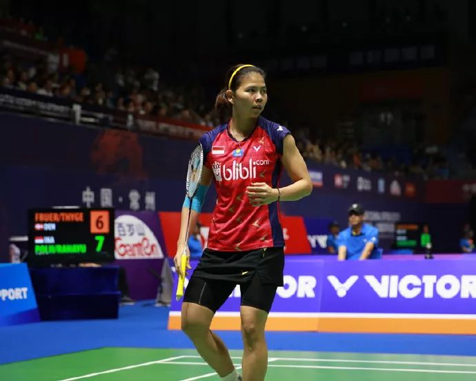 战拍:90k ,战靴:a950f长期占据世界女双前列,印尼女双选手波莉在赛场