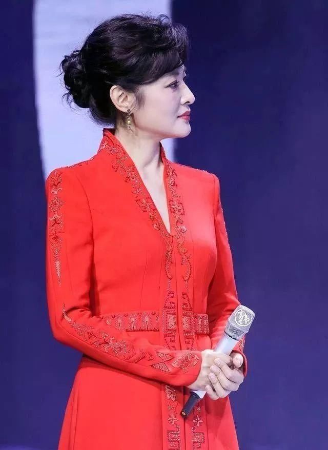 董卿70周年晚会上演"背影杀,pk周涛中国红难分高低