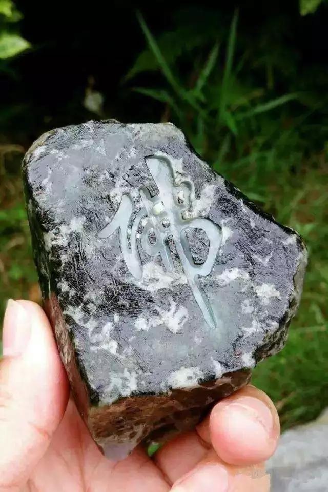 上万元的翡翠原石不做牌子,直接带皮雕刻!到底是为什么?