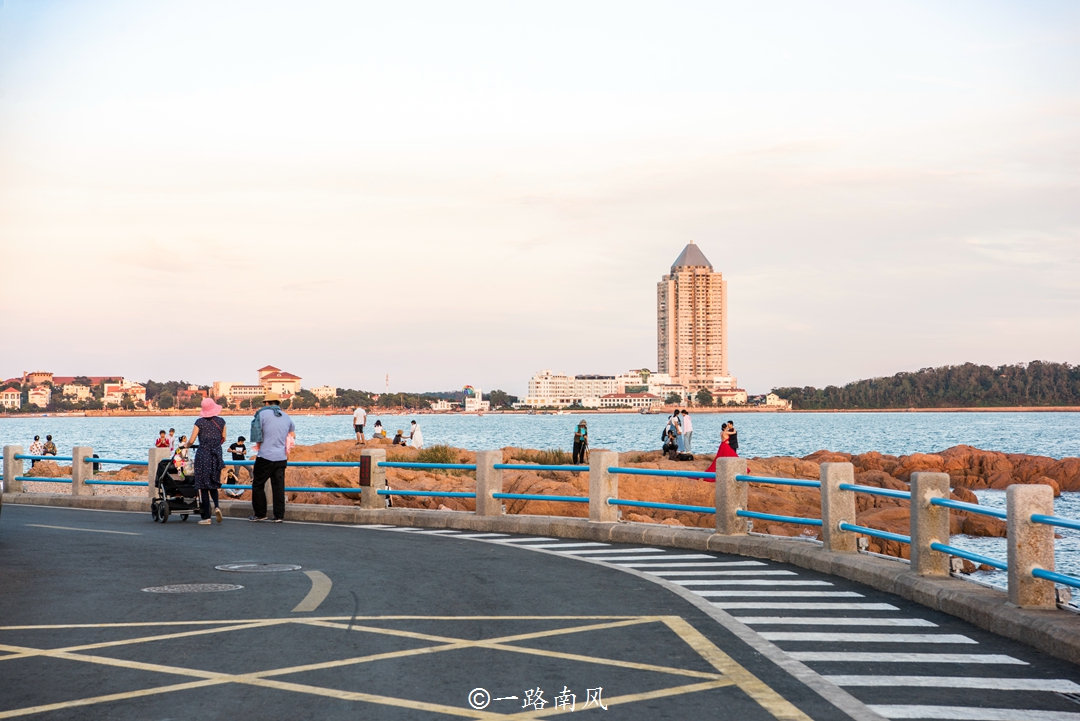 琴嶼路位於青島市南區,是連接魯迅公園和小青島的道路.