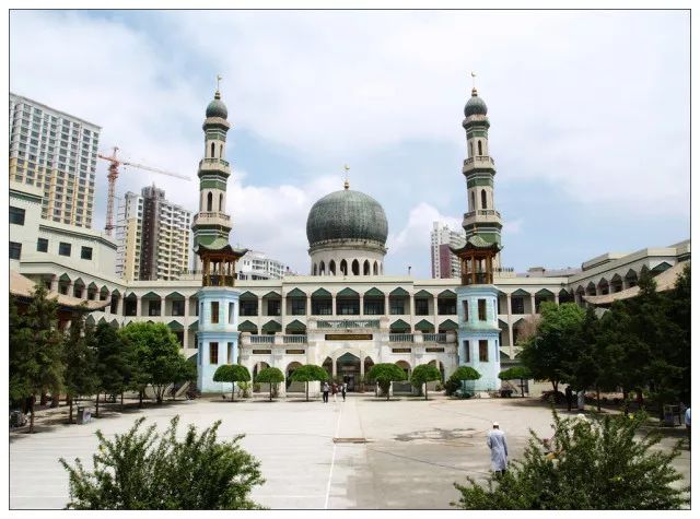与西北地区著名的西安化觉寺,兰州桥门寺,新疆喀什艾提卡尔清真寺并称