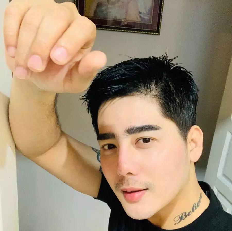 缅甸帅气男星拿出一年的存款孝敬奶奶,钱堆满一桌子!