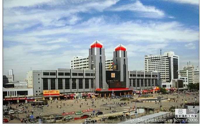 3摄影 孙耀和1972年的郑州火车站2摄影 温建州2018年的二七塔1摄影 孙