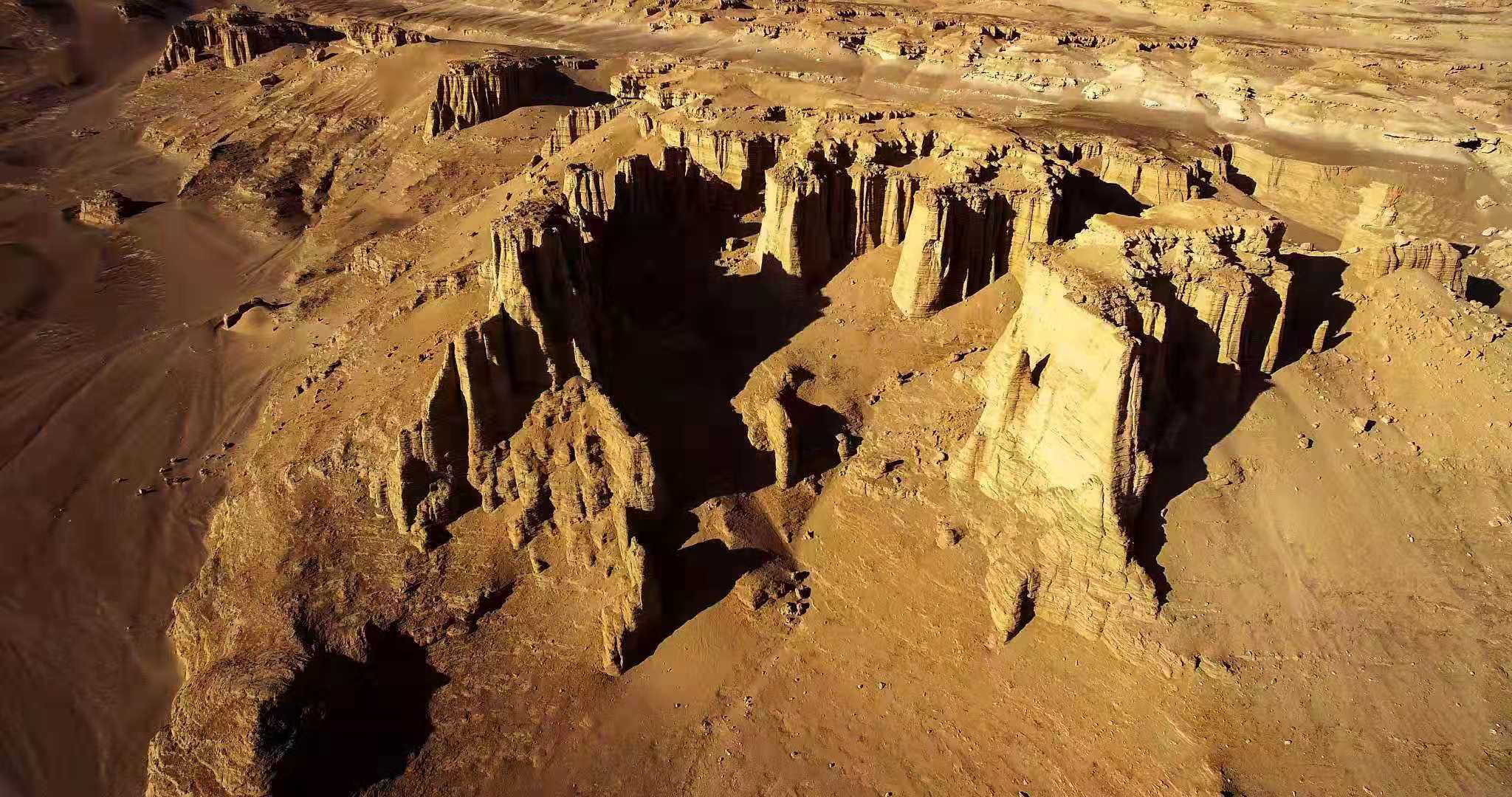 若羌縣是古樓蘭所在地,位於新疆東南部,面積20.