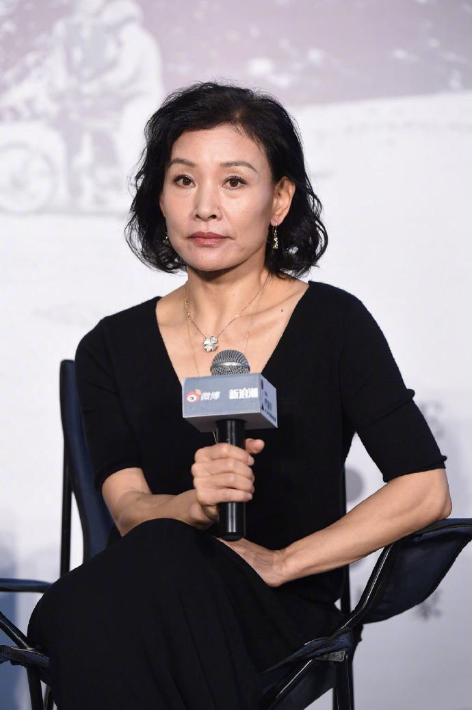 陈冲好状态让人羡慕,穿v领裙58岁却没颈纹,皮肤嫩得更不真实