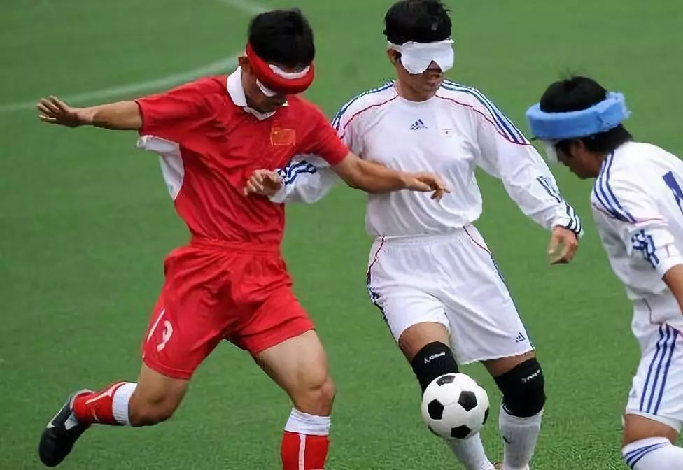 如何射门?盲人出行都不方便,还能踢足球?