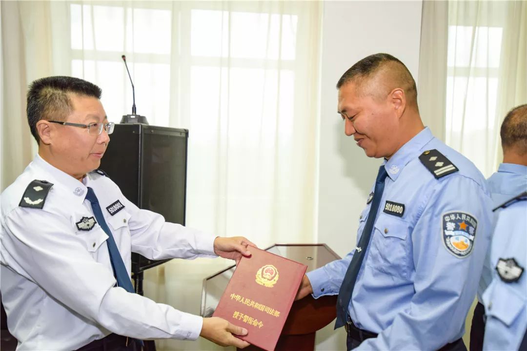 重庆市南川监狱举行晋升警督警衔授衔仪式