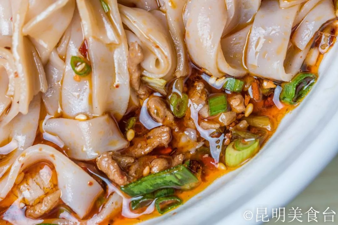 卷粉也不是昆明这种普通的卷粉,有点类似于普洱的米干,但是细品又不太