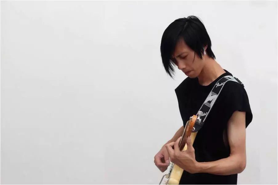 吉他梁嘉豪师从香港吉他大师唐大维,佛山流行音乐乐协会理事,中国好