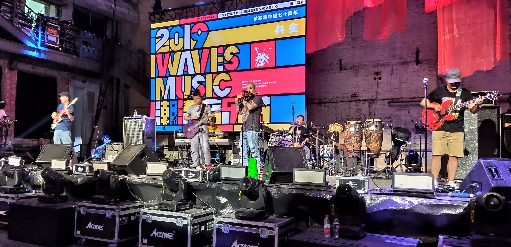 倾城音乐 拍摄痴人乐队以上就是我们提供的倾城音乐独家现场照片,喜欢