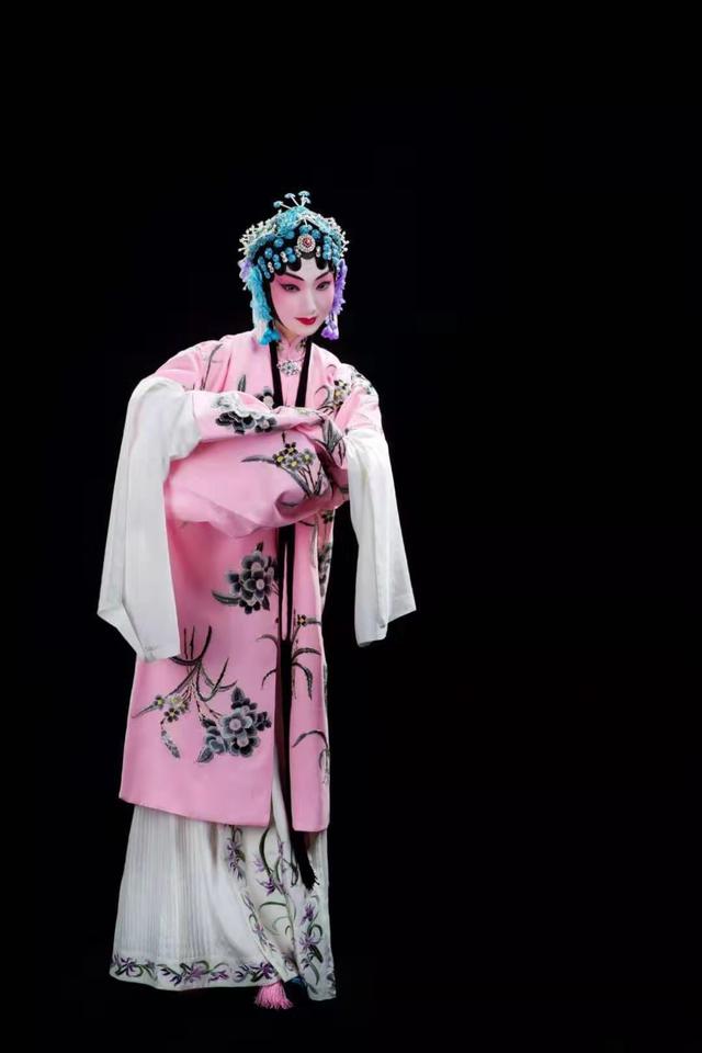 京剧年轻女演员图片
