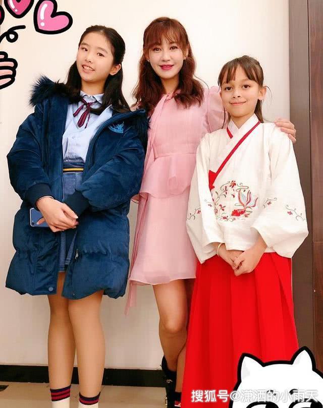 39岁杨雪美丽动人与孩子合影像姐妹