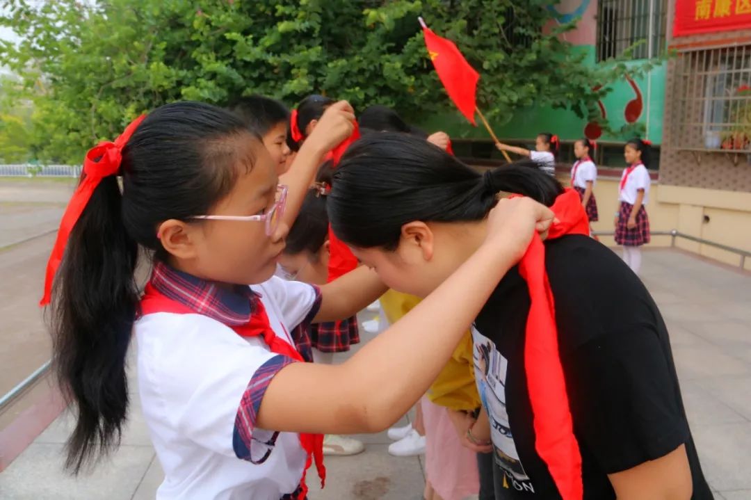 铿锵有力的呼号声,充分表达出少先队员们作为社会主义事业接班人的