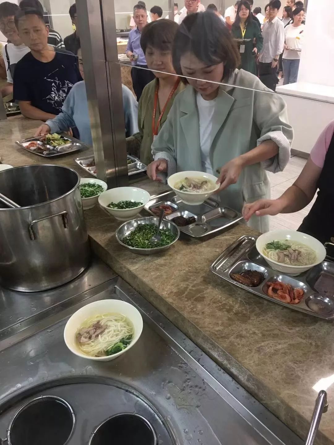 "浙江亚太酒店物业"宁波报业食堂"国庆品面 国泰民安"