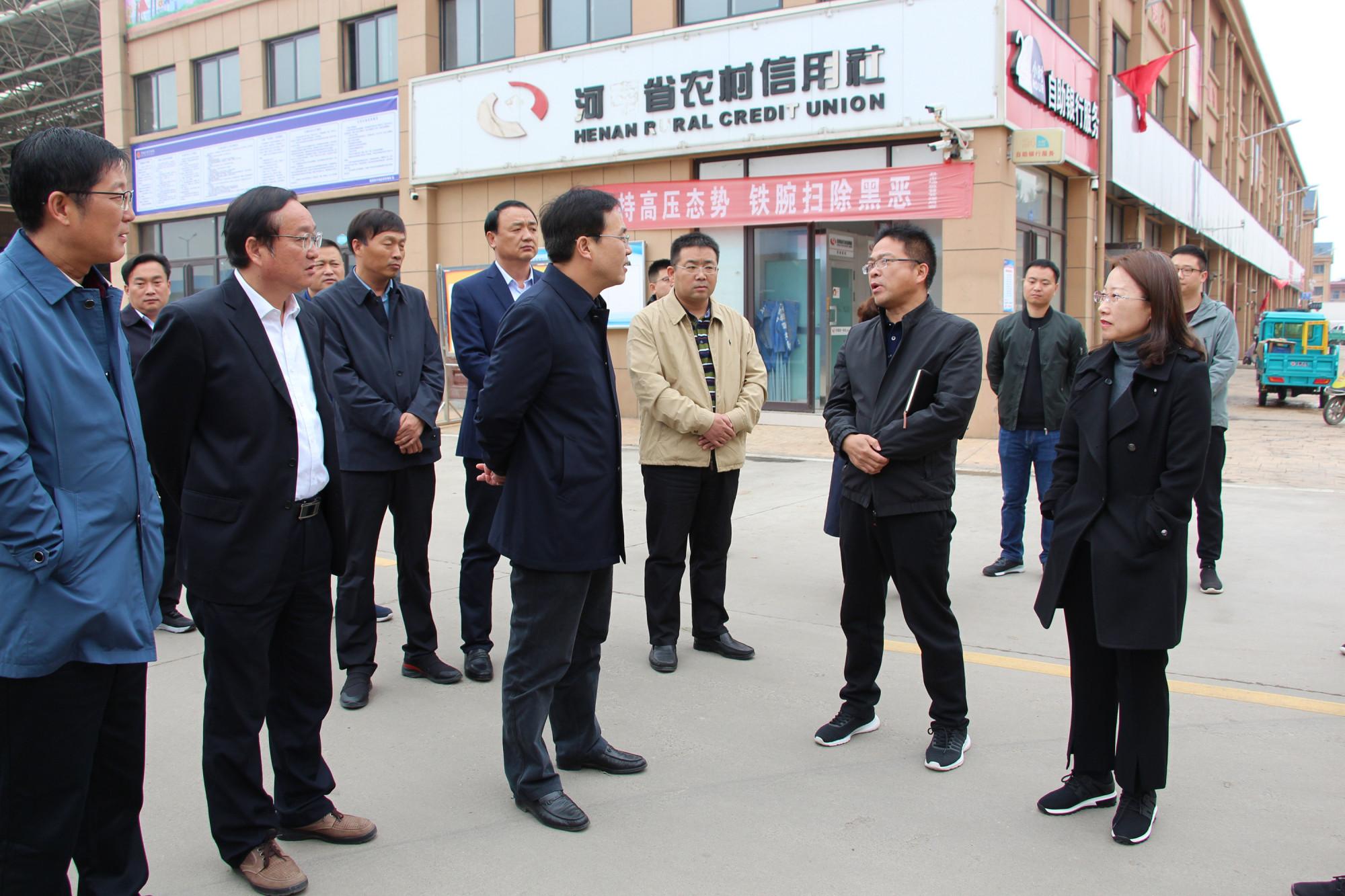 临颍县委书记县长督导省级文明城市创建工作现场解决问题