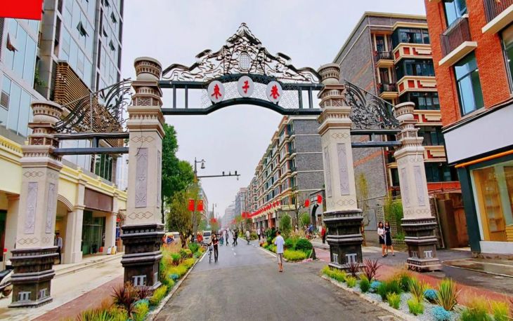 枣子巷,毗邻西郊河,南边由宽窄巷子延伸,全长约360米,通过对沿街老旧