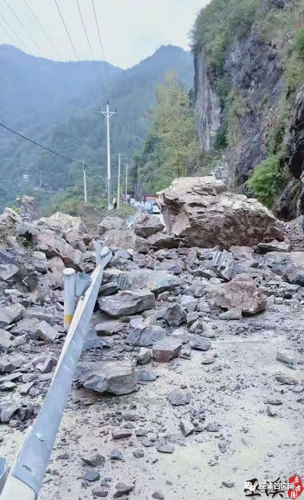 上磺至奉节老路(红岩老观音堂)处发生落石,请行人车辆绕行