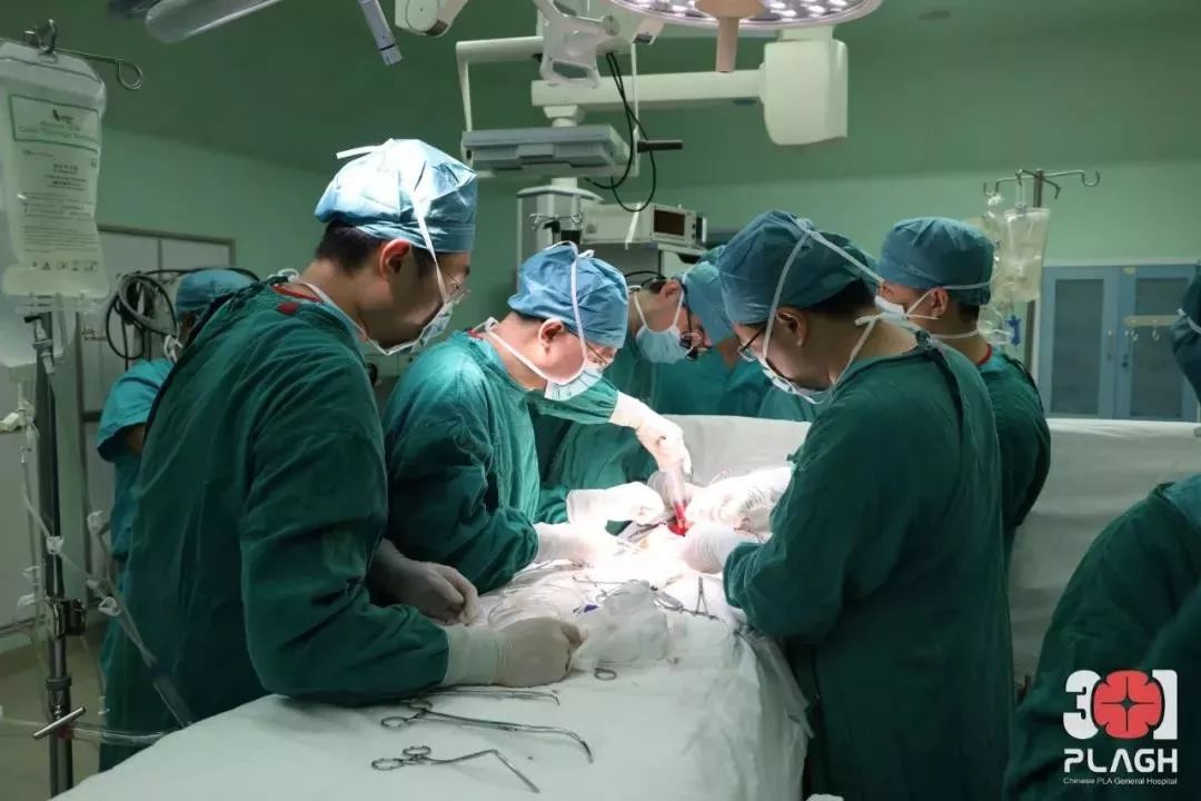 在第一医学中心和第七医学中心的全力配合下,手术由周更须主任,肖苍松