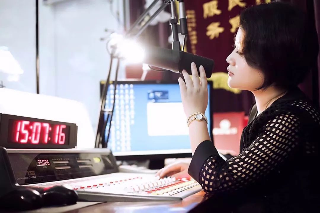 《妈咪宝贝》,《交警直播室》,《电台情歌》所主持节目多次获得省市